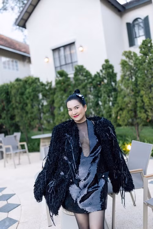Nữ doanh nhân sinh năm 1977 khoe vòng một lấp ló khi diện trang phục xẻ ngực sâu, xuyên thấu. Ảnh: FB Anh Thơ.