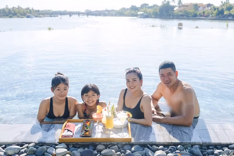 Vợ chồng Bình Minh cùng hai con gái thường xuyên đi du lịch. Ảnh: FB Anh Thơ.