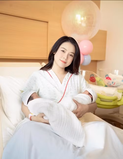 Sau khi vượt cạn, Sam gây chú ý bởi vẻ ngoài xinh tươi.