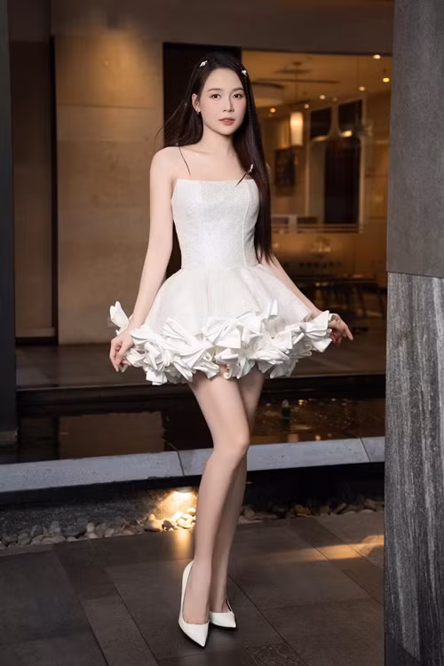 Sau 3 tháng sinh hai con, Sam giảm 20 kg. Nhiều người khen ngợi cô sở hữu vẻ đẹp mặn mà từ khi làm mẹ.