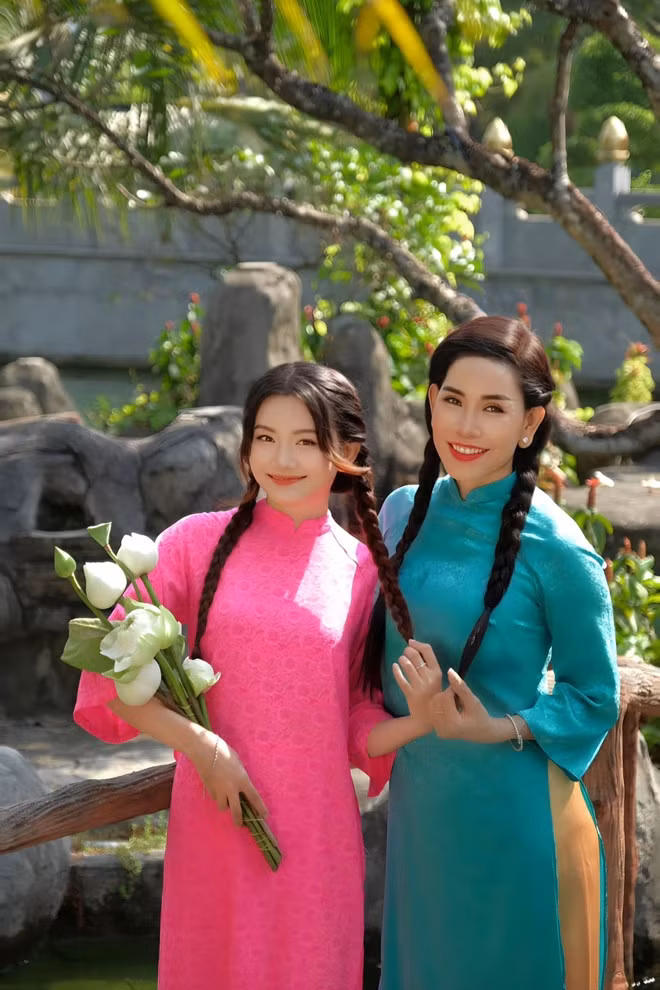 Ca sĩ Hoàng Thúy Hằng bên con gái.