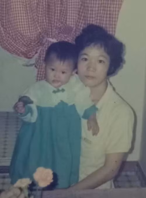 Bà Lee Sook Hee trẻ đẹp năm 24 tuổi bên Hari Won lúc 1 tuổi. Ảnh: FB Hari Won.