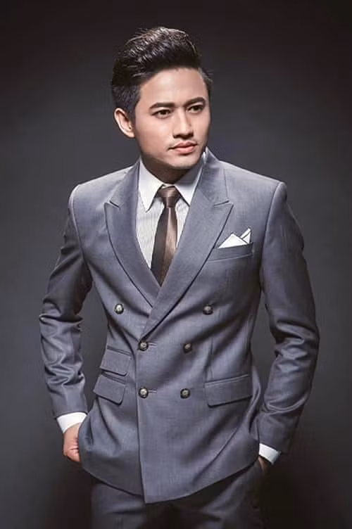 Trong mắt Trấn Thành , Quý Bình là 1 diễn viên vừa có ngoại hình, vừa có thực lực. "Anh sở hữu 1 giọng nói tuyệt đẹp với âm sắc vô cùng ấm áp! Anh từng là 1 anh khép chính tôi vô cùng ngưỡng mộ và là hình mẫu tôi muốn phấn đấu để trở thành khi còn là sinh viên chung trường sân khấu. Anh cũng là một người anh có lối sống rất hiền lành, nhẹ nhàng và dễ thương trong nghề mà tôi rất muốn nhưng chưa có dịp cộng tác”, Trấn Thành chia sẻ. Ảnh: FB Quý Bình.