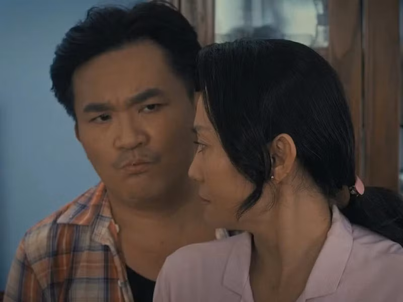 Đại Nghĩa nhận sai khi đã chủ quan. “Nghĩa đã phạm phải sai lầm. Chiếc xe đó dù đến tận nơi mới bấm còi và đèn tín hiệu, nhưng dù chỉ 1 giây mà chưa được phép thì vẫn là sai. Nghĩa đã chấp nhận bước lên chiếc xe đó, dù cho mình không biết đi chăng nữa thì cũng là sai. Một lần nữa Nghĩa xin thành thật gửi lời xin lỗi đến tất cả quý vị", anh cho biết. Ảnh: Pháp Luật TP HCM.