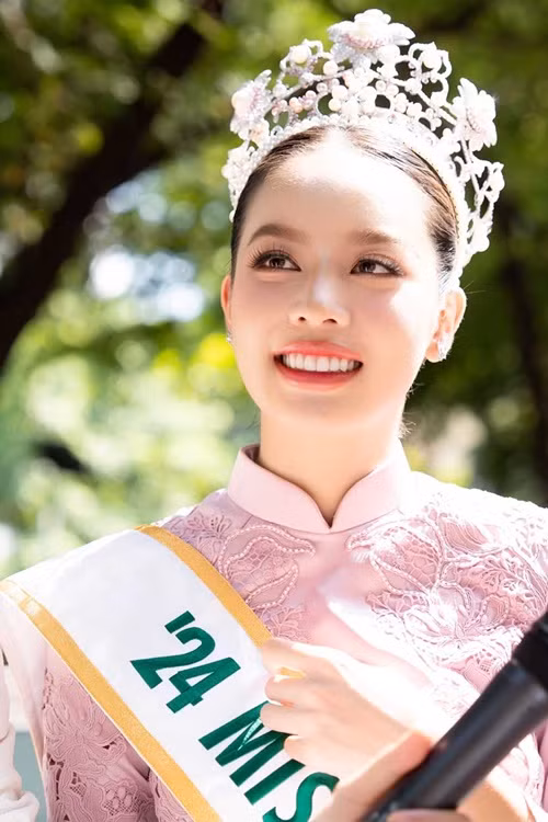 Missosology còn dành một bài viết riêng về hình ảnh Thanh Thủy được chào đón ở quê nhà sau khi đăng quang. Ảnh: Missosology.