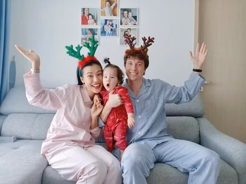 Năm 2019, MC Hoàng Oanh lên xe hoa với doanh nhân người Mỹ Jack Cole. Năm 2022, người đẹp ly hôn. Sau khi chia tay, Hoàng Oanh và Jack làm bạn. Ảnh: Người Lao Động.