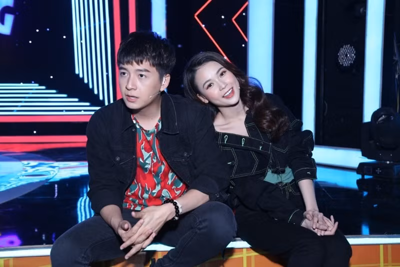 Phía Sam hài hước nhắn nhủ Ngô Kiến Huy: "Anh ruột à, với sự thân tình gần 20 năm của chúng ta. Em cũng đã đóng rất nhiều MV miễn phí cho anh rồi. Em nghĩ ngày em đi lấy chồng anh cũng phải mừng cho em 2 cây vàng. Nếu có điều kiện thì phải hơn nữa nha anh". Ảnh: Dân Việt.