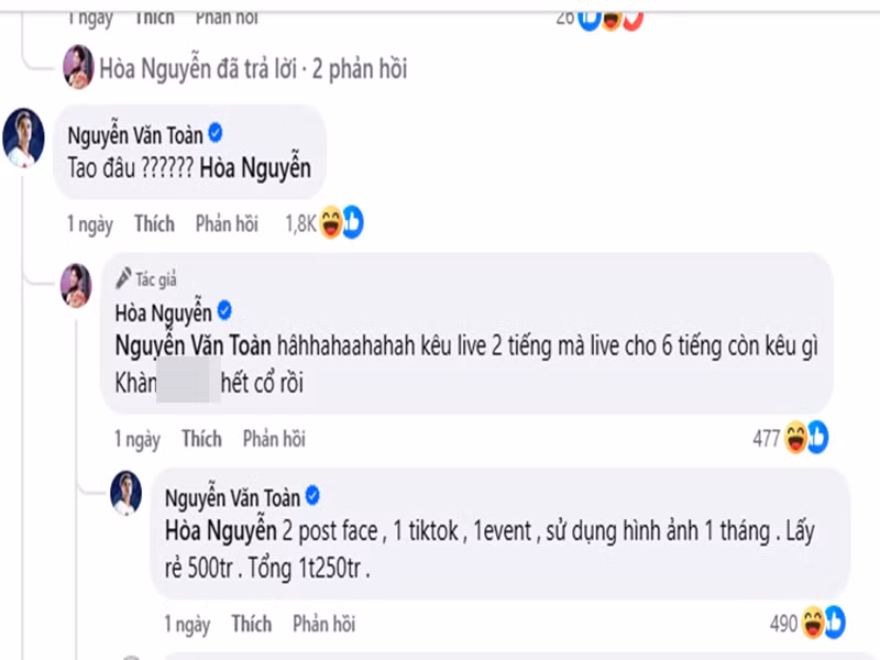 Văn Toàn bình luận: “Tôi đâu?”. Nhanh chóng, Hòa Minzy đáp lại bạn thân: “Kêu live 2 tiếng mà live cho 6 tiếng còn kêu gì. Khàn hết cổ rồi”. Trước đó, Hòa Minzy livestream bán hàng cùng Văn Toàn. Phía Văn Toàn hài hước tính tiền quảng bá cho MV Bắc Bling. “2 bài đăng trên Facebook, 1 bài trên TikTok , 1 lần tham gia sự kiện, sử dụng hình ảnh 1 tháng. Lấy rẻ 500 triệu. Tổng 1 tỷ 250 triệu”, Văn Toàn viết. Ảnh chụp màn hình.