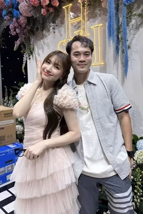 Mới đây, ca sĩ Hòa Minzy đăng bài cảm ơn đến rất nhiều người hỗ trợ trong dự án Bắc Bling. Danh sách không có tên cầu thủ Văn Toàn khiến người trong cuộc lên tiếng. Ảnh: Znews.
