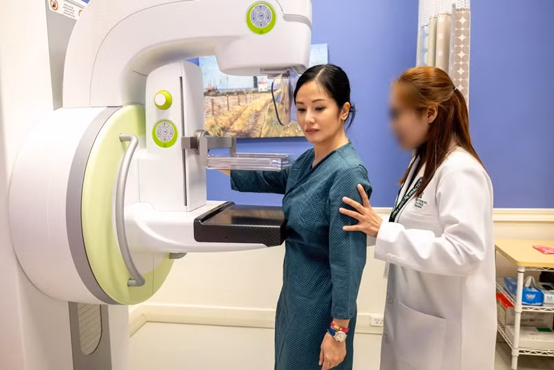 Hồng Nhung chia sẻ, cô nhận chẩn đoán bệnh, rồi được điều trị, trong khi vẫn thực hiện được live concert và thu thanh đĩa than hát về Hà Nội. Ảnh: FB Hồng Nhung.