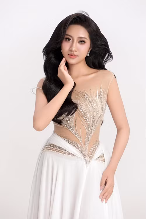 Trúc Linh sở hữu làn da nâu khoẻ khoắn.