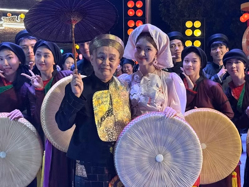 Hòa Minzy cảm ơn nghệ sĩ Xuân Hinh. Cô viết: "Chúng con rất biết ơn và thật vui khi sự xuất hiện của chú đã thu hút vô cùng đông đảo khán giả mọi lứa tuổi và giúp MV nâng tầm vóc hơn. Chú cháu ta đã thành công rồi chú ạ, chúng ta đã làm được rồi chú ơi. Cảm ơn chú một lần nữa". Ảnh: FB Xuân Hinh.