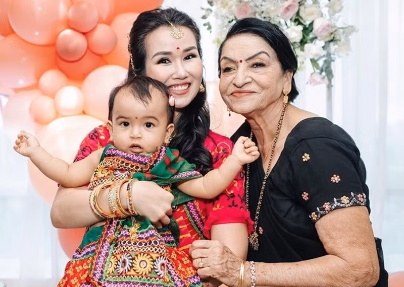 Trong cuộc phỏng vấn với Giao Thông, Võ Hạ Trâm cho biết, điều lãi nhất với cô khi lấy chồng là được cả gia đình nhà chồng yêu mến. “Mẹ chồng thương, thường mua đồ cho con dâu mặc. Chị chồng là người thích thời trang nên cũng hợp gout với tôi. Hai chị em cứ gặp nhau là cùng đi shopping, làm đẹp”, Võ Hạ Trâm khoe. Ảnh: Giao Thông.