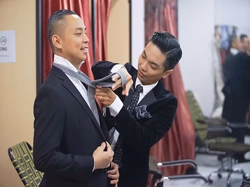 Trong lần cùng tham gia liveshow của Khánh Thi, Chí Anh và Phan Hiển chăm sóc lẫn nhau. Ảnh: An Ninh Thủ Đô.