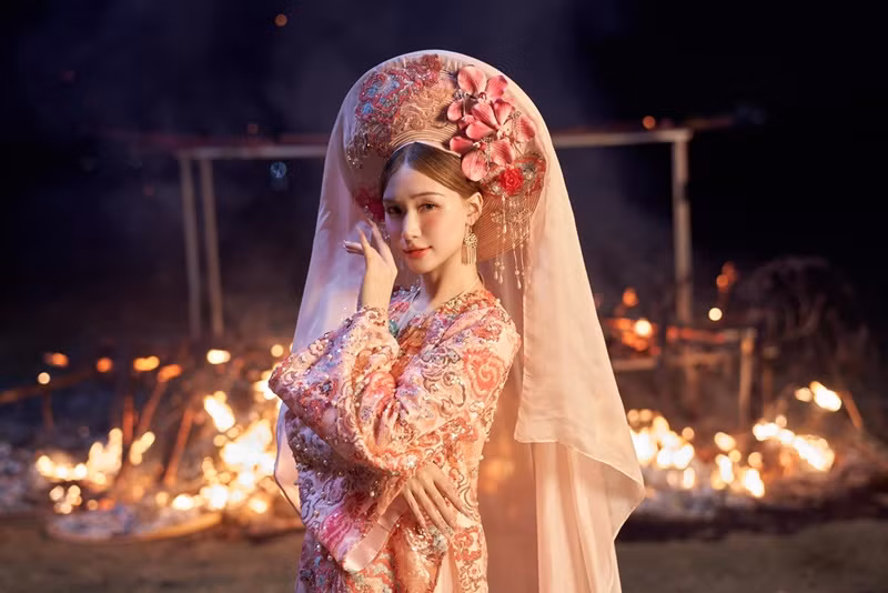 Trang phục của Hòa Minzy trong MV Bắc Bling rất đa dạng.
