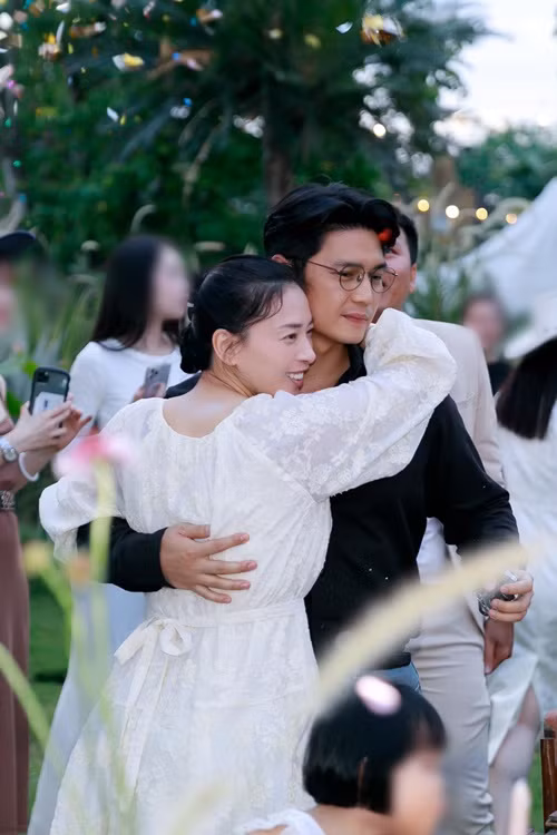 Trước đó, xuất hiện trong buổi tiệc sinh nhật, Ngô Thanh Vân cũng vướng nghi vấn lộ vòng hai lùm lùm.