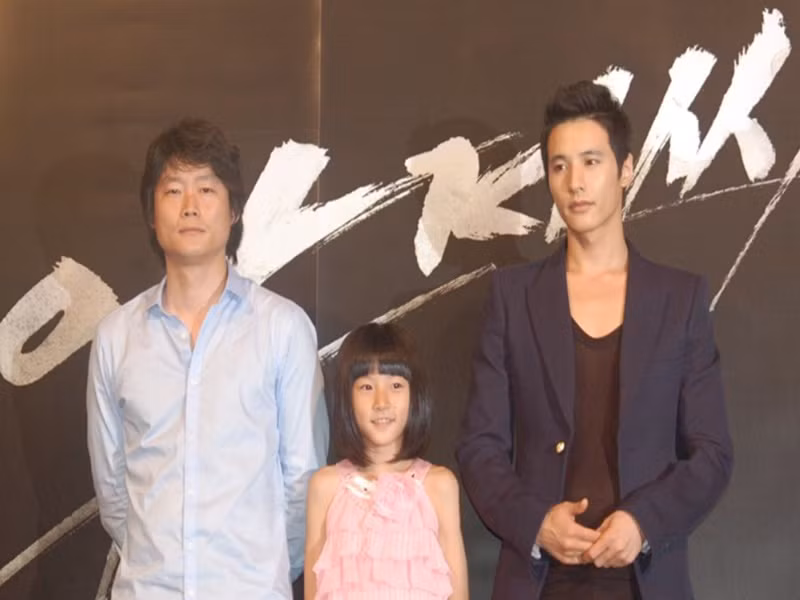 Kim Sae Ron và Won Bin trong một buổi họp báo giới thiệu phim The man from nowhere. Ảnh: Kinocine.