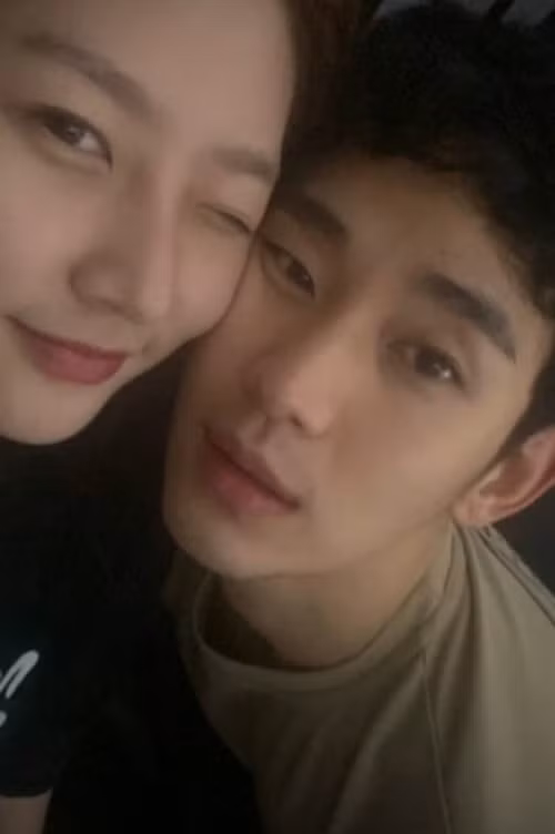 Theo Viện Garosero, Kim Sae Ron nhắn tin cầu cứu Kim Soo Hyun. Tuy nhiên, nam diễn viên không phản hồi. Sau đó, Kim Sae Ron qua đời vào ngày 16/2. Khi tang lễ Kim Sae Ron diễn ra, Kim Soo Hyun cũng không đến viếng. Phía Kim Soo Hyun phủ nhận mọi lời tố của Viện Garosero. Ảnh: Vietnamnet.