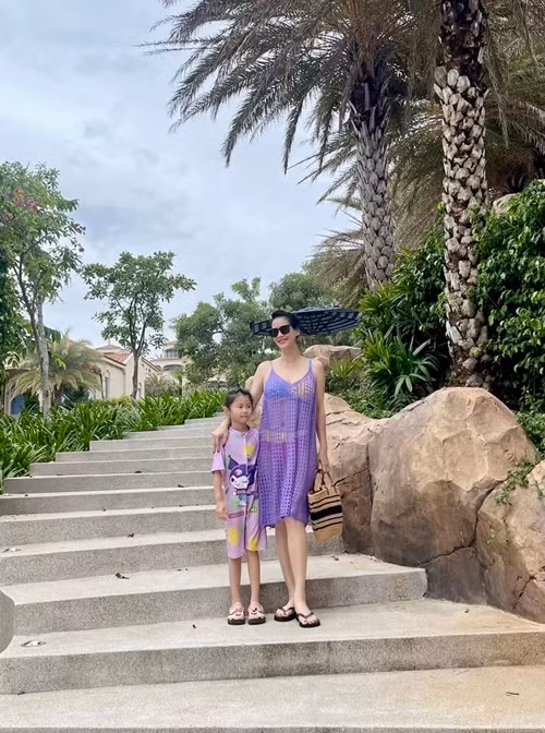 Thân Thúy Hà và người chồng cũ đầu tiên có một cậu con trai chung. Đến năm 2019, nữ diễn viên sinh con gái thứ hai nhưng giấu danh tính bố của con gái.
