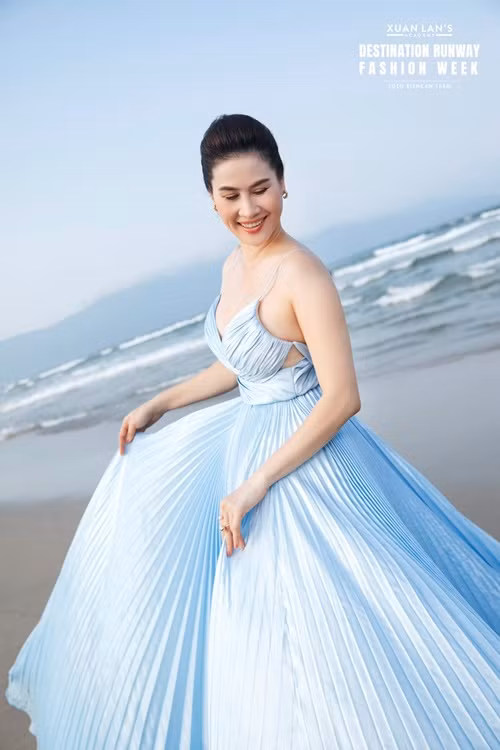 Ngoài đời, nữ diễn viên sinh năm 1978 ăn mặc trẻ trung, quyến rũ hơn trên màn ảnh.