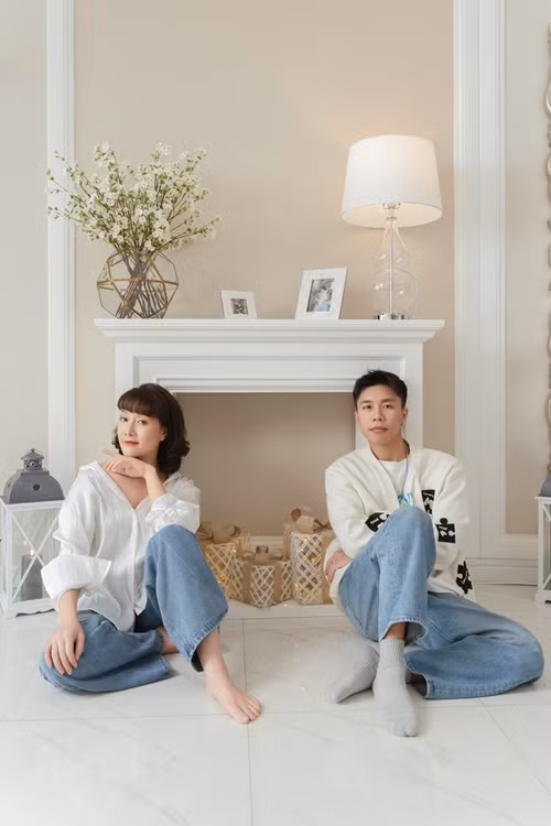 Vân Dung "hack tuổi" với áo sơ mi, quần jeans khi chụp ảnh cùng con trai Long Vũ.