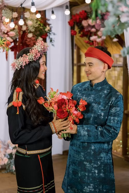 Tuấn Khôi diện áo dài, tươi rói bên Hoa hậu H'hen Niê. Ảnh: FB Tuấn Khôi.