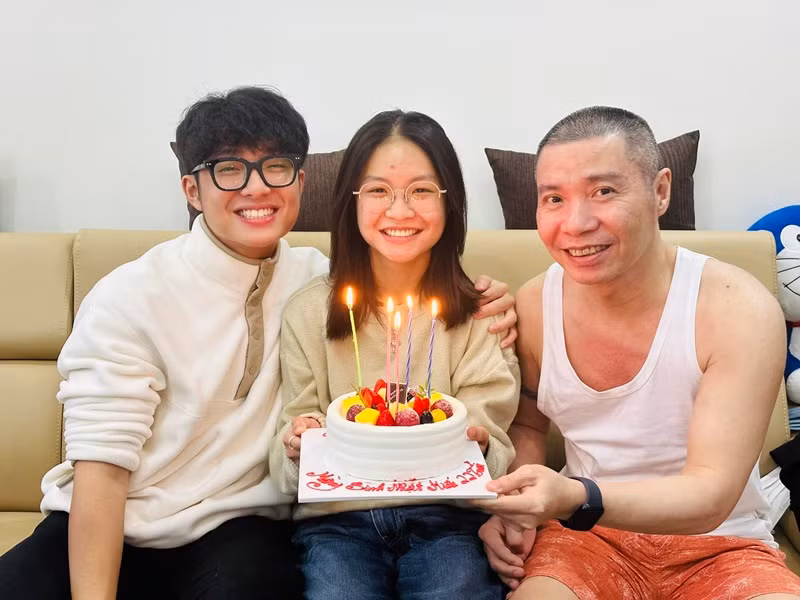 Thục Anh và Gia Bảo thường xuyên tới thăm, nói chuyện, ăn cơm với bố để bố vui.. Ảnh: FB Công Lý.