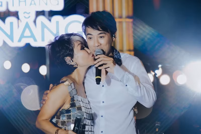 Cặp đôi lệch 13 tuổi ngọt ngào bên nhau khiến nhiều người phát ghen. Ảnh: FB Tô Chấn Phong.