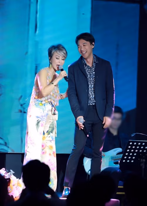 Khánh Hà từng chia sẻ trên Vietnamnet, Tô Chấn Phong tính tình sâu sắc, thâm trầm còn cô lại hồn nhiên như con nít. Ảnh: FB Tô Chấn Phong.
