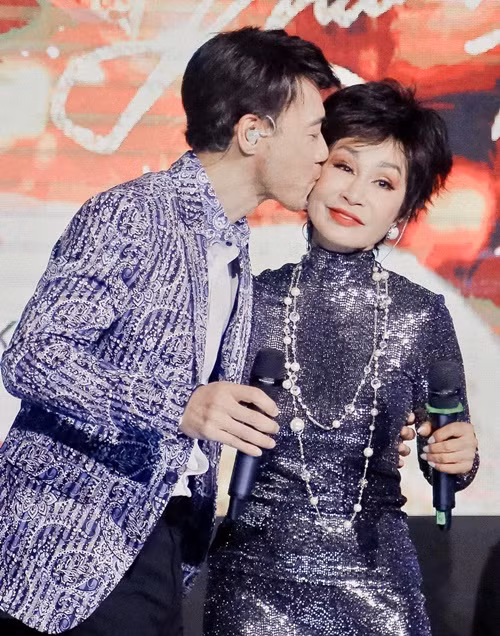 Tô Chấn Phong hôn Khánh Hà trên sân khấu. Ảnh: FB Tô Chấn Phong.