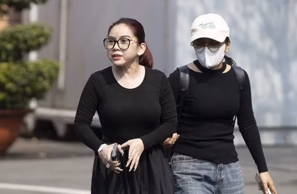 Nghệ sĩ Bình Tinh cho biết khi còn sống, Quý Bình là người hiền lành, dễ thương. Sự ra đi của đồng nghiệp khiến chị rất thương tiếc. “Nhìn thấy đồng nghiệp ra đi khi tuổi đời còn rất trẻ, tôi rất nhói lòng. Thật sự chuyện gì cũng có thể xảy ra với bất kỳ ai trong chúng ta. Chỉ mong mọi người hay dành thời gian yêu thương nhau khi còn có thể, đừng hơn thua, thù oán, cay nghiệt”, Bình Tinh chia sẻ.