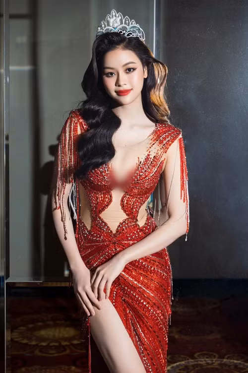 Theo Đào Hiền, công ty Sen Vàng không chỉ mang đến cho cô cơ hội, mà còn cả những người anh, người chị, người bạn luôn bên cạnh động viên, giúp cô ngày một hoàn thiện bản thân. Ảnh: FB Đào Hiền.