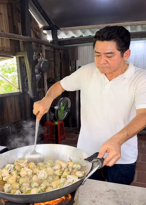 Nam diễn viên thường mời bạn bè đến ăn uống. Ảnh: FB Huỳnh Anh Tuấn.