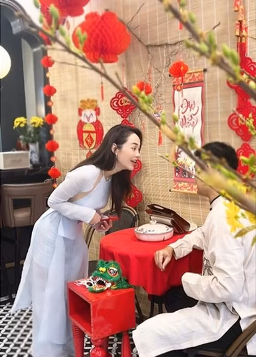 Minh Hằng cùng chồng và con trai đang sống trong biệt thự sang trọng.