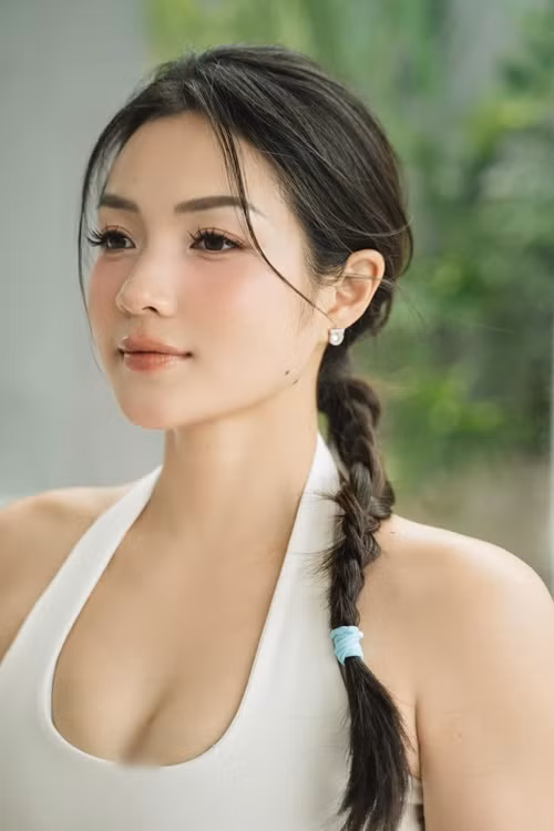 Hot girl một thời tập trung cho công việc kinh doanh với công ty giải trí riêng sau khi tốt nghiệp cử nhân xuất sắc ngành truyền thông tại Mỹ.