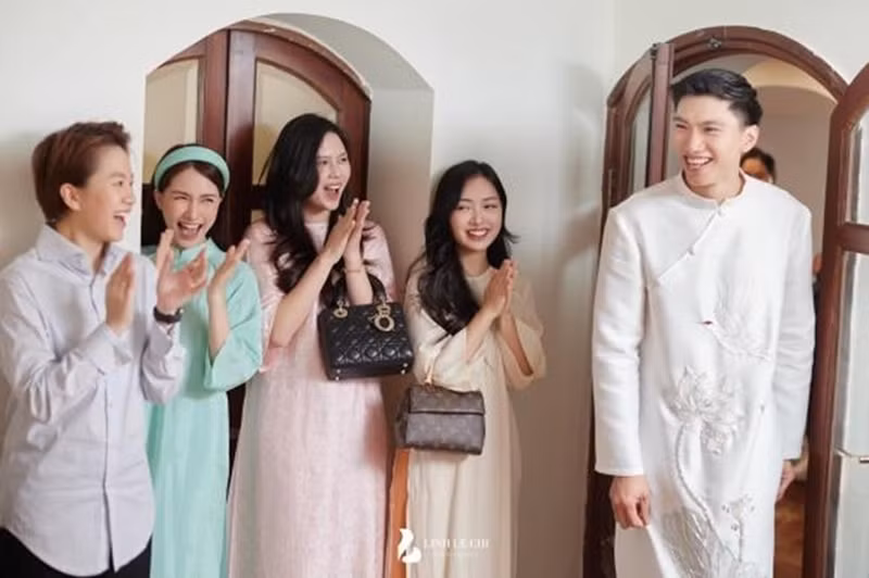 Trong đám cưới của Văn Hậu và Doãn Hải My, nữ ca sĩ chia sẻ, cô biết ơn Văn Hậu cả cuộc đời vì được anh giúp đỡ lúc khó khăn. “Một hay nhiều bài hát cũng không thể hiện được hết tấm lòng của em. Hậu là người em thân thiết của em và My cũng vậy", Hòa Minzy bày tỏ. Ảnh: Thương Hiệu Pháp Luật.