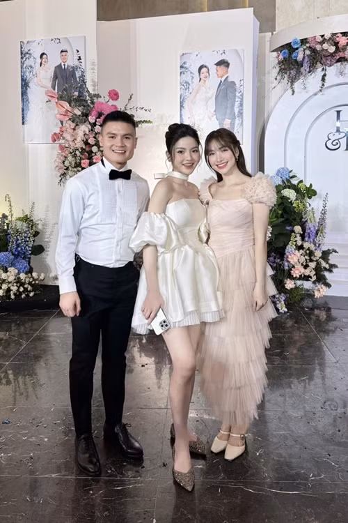 Nữ ca sĩ dự đám cưới của Quang Hải. Ảnh: FB Hòa Minzy.