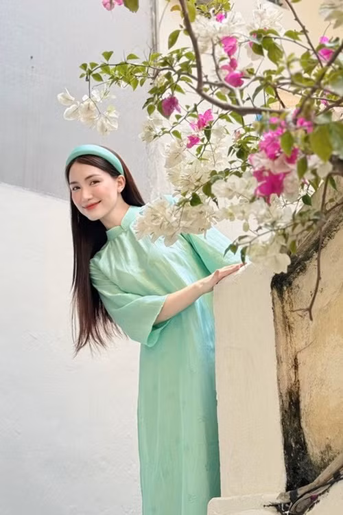 Cô nói thêm: “Tôi hòa đồng, nhiều bạn chơi. Tôi còn đang lo đám cưới tôi quá nhiều bạn, không biết sắp xếp sao. Từ hội cầu thủ, vận động viên, hoa hậu, nghệ sĩ, bạn bè tới gia đình 2 bên. Tôi được yêu quý và nhiệt tình thì mới góp mặt trong ngày vui của bạn bè chứ”. Ảnh: FB Hòa Minzy.