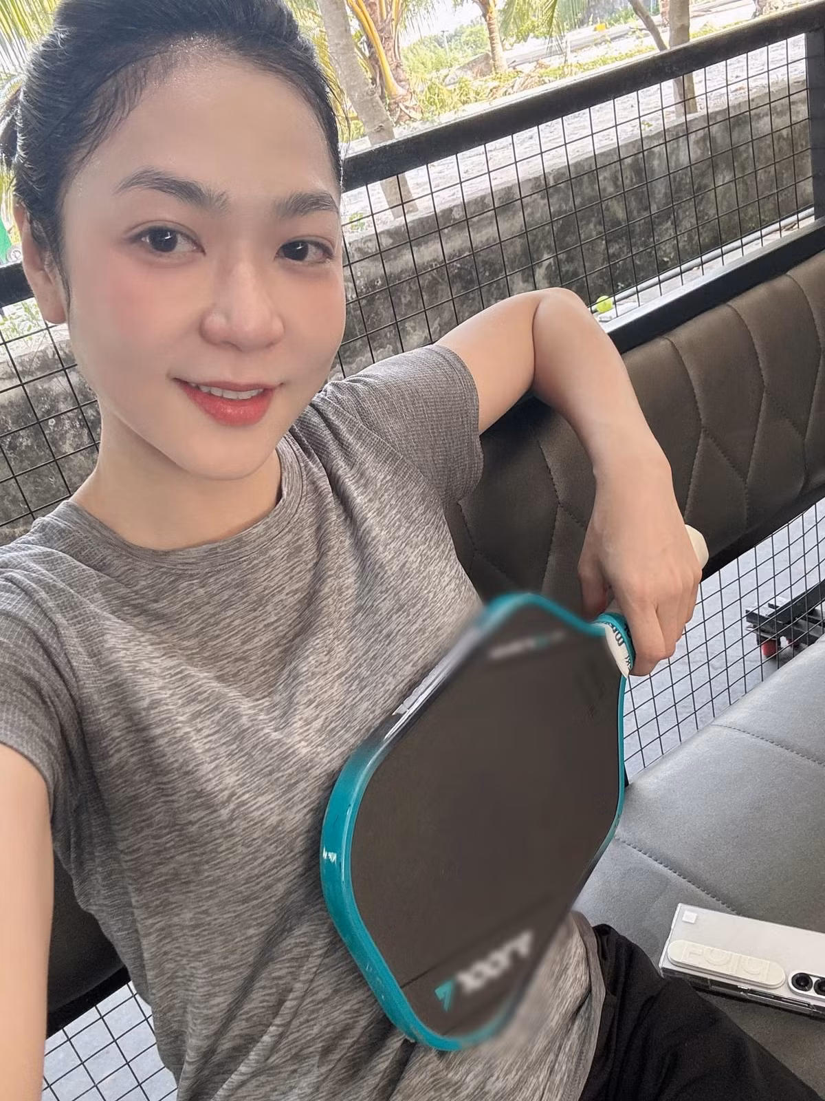 Nữ ca sĩ cân bằng cuộc sống bằng yoga, pickleball mỗi ngày.