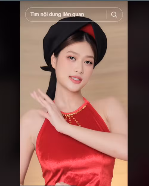 Thiên Ân đội khăn mỏ quạ, nhảy trên nền nhạc “Bắc Bling”. Ảnh: TikTok Thiên Ân.