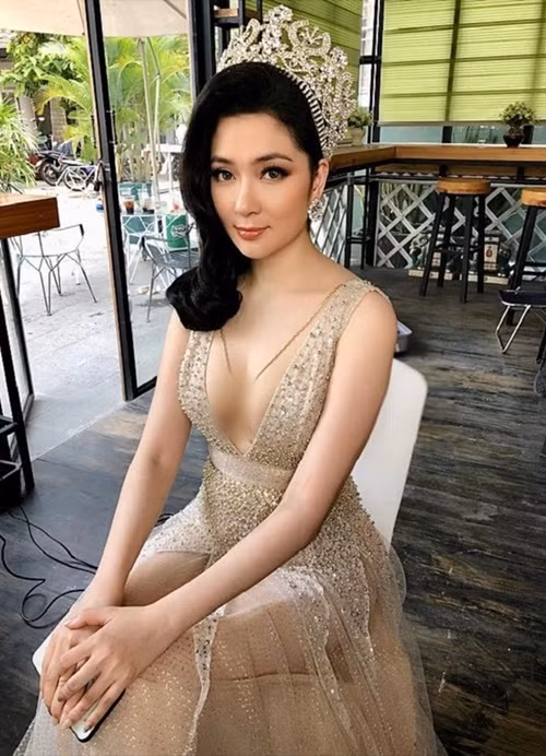 Váy xẻ ngực giúp người đẹp sinh năm 1985 khoe lợi thế vòng một căng tràn. Ảnh: Dân Việt.