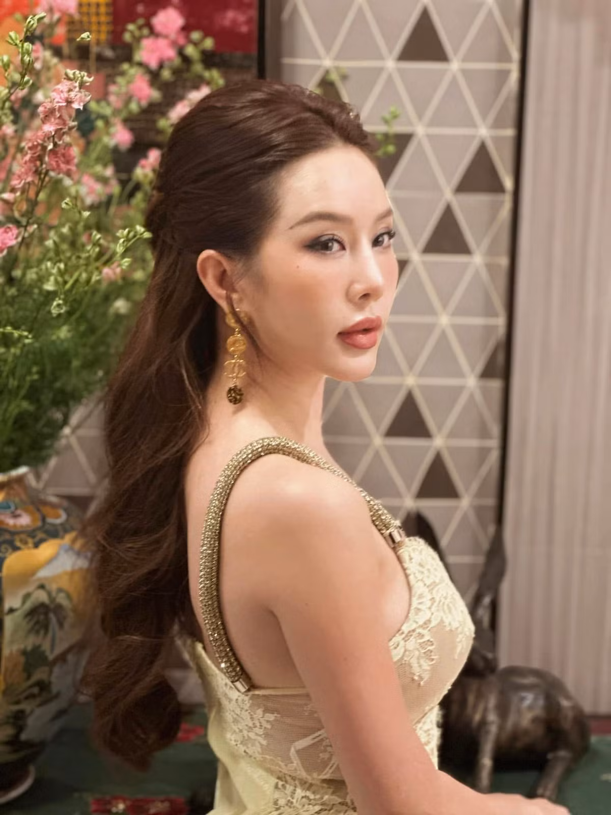 Không những vậy, Thu Hoài còn viết ẩn ý “đá xéo” ViruSs. Cụ thể, nữ doanh nhân tỏ ra bức xúc khi một người bị vạch trần không những không thấy hổ thẹn mà còn ngang nhiên biến scandal của chính mình thành món hàng buôn bán, livestream thu bạc tỷ từ chính sự tò mò và phẫn nộ của công chúng. Ảnh: FB Thu Hoài.