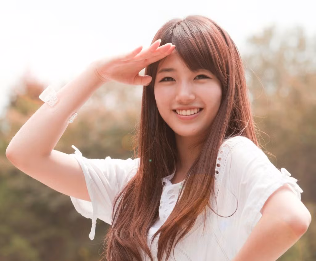 “Tôi đoán rằng vì mọi người thấy hai chúng tôi khá thân nên tin đồn tình cảm xuất hiện”, Suzy chia sẻ. Ảnh: Elle.