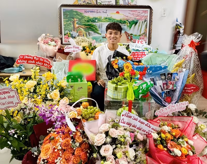 Nam ca sĩ khoe quà sinh nhật từ người hâm mộ vào ngày 16/3 vừa qua. Ảnh: Fanpage Hồ Văn Cường.