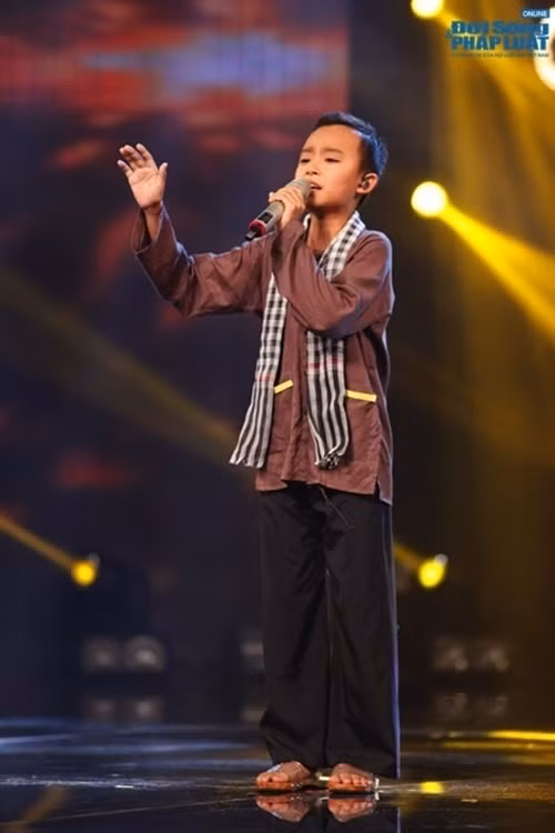 Hoàn cảnh khó khăn và khát khao được hát của Hồ Văn Cường là một trong số những lý do nam ca sĩ chiếm được cảm tình của khán giả khi mới bước vào cuộc thi Thần tượng âm nhạc nhí năm 2016. Ảnh: Đời Sống Pháp Luật.