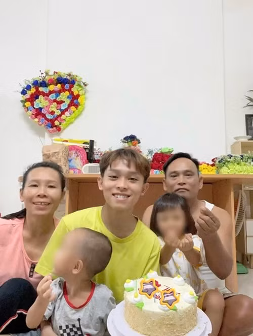 Ở tuổi 22, nam ca sĩ là trụ cột kinh tế của gia đình. Ngoài bố mẹ, Hồ Văn Cường còn chăm lo cho hai cháu ruột. Hiện tại, gia đình nam ca sĩ vẫn ở nhà thuê. Ảnh: Fanpage Hồ Văn Cường.
