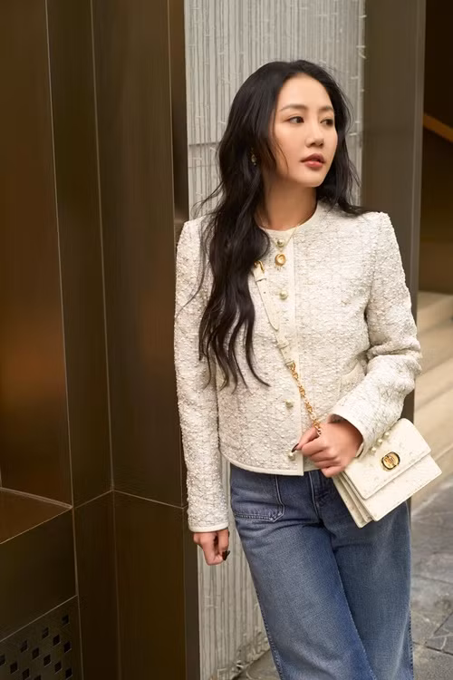 Văn Mai Hương từng bị trầm cảm vì gặp rắc rối trong công việc. Vì sức khỏe không cho phép, cô phải hủy nhiều show, đền bù hợp đồng. Ảnh: FB Văn Mai Hương.