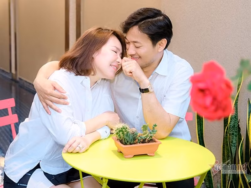 Quý Bình chia sẻ trên Vietnamnet, việc vợ bay từ Phú Quốc về Sài Gòn khiến anh xúc động. "Vợ rất hiểu cho công việc, đam mê và lý tưởng sống riêng của chồng nên luôn ủng hộ tôi hết mình", anh tâm sự. Ảnh: Vietnamnet.