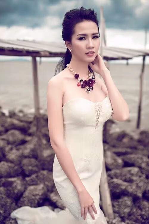 Phan Thị Mơ gợi cảm, trẻ trung vào năm 2015. 3 năm sau, cô giành vương miện Hoa hậu Đại sứ Du lịch Thế giới.