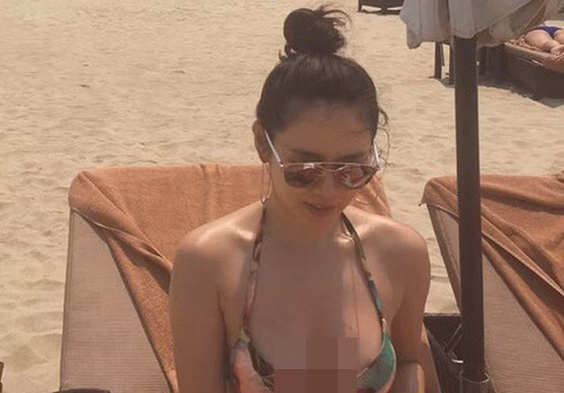 Nữ diễn viên không ít lần khoe ảnh mặc áo tắm khi đi biển. Ảnh: Instagram Son Ye Jin.